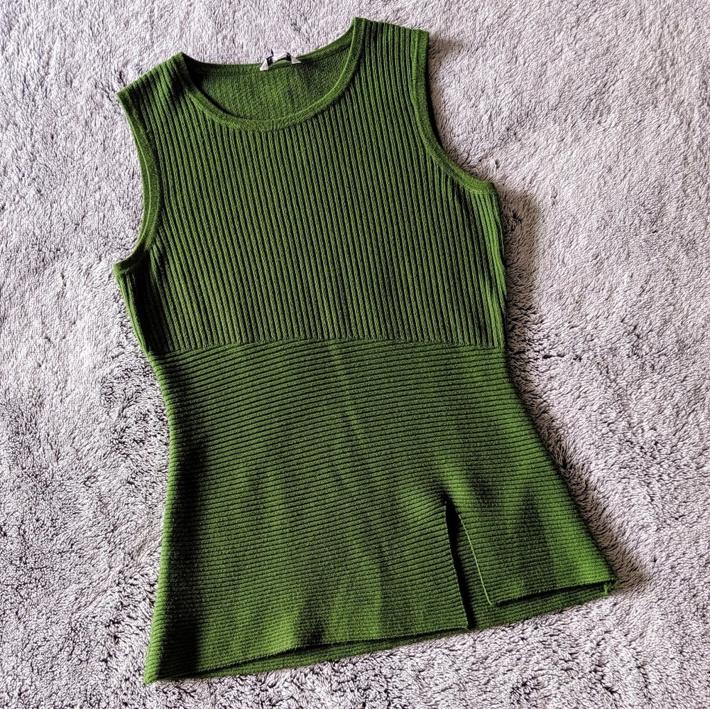 *NWT* Guess Sleeveless Knit Top